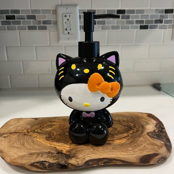 Hello Kitty Halloween Soap Dispenser - Picture 6 of 6